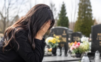 Dijana je 21 godinu plakala na grobu ćerke Lane, a onda joj je kod spomenika prišao nepoznati čovek i izustio reči od kojih joj je STALO SRCE: “Znam ovu devojku udala se nedavno” Dijana je 21 godinu plakala na grobu ćerke Lane, a onda joj je kod spomenika prišao nepoznati čovek i izustio reči od kojih joj je STALO SRCE: “Znam ovu devojku udala se nedavno”