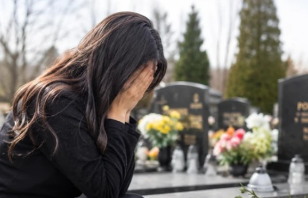 Dijana je 21 godinu plakala na grobu ćerke Lane, a onda joj je kod spomenika prišao nepoznati čovek i izustio reči od kojih joj je STALO SRCE: “Znam ovu devojku udala se nedavno” Dijana je 21 godinu plakala na grobu ćerke Lane, a onda joj je kod spomenika prišao nepoznati čovek i izustio reči od kojih joj je STALO SRCE: “Znam ovu devojku udala se nedavno”