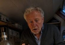 Dok je Marko vjerovao da će još jedna uplata utišati starca, Ivan je već povezao lažnu urnu, požar bez potvrđene DNK identifikacije, plavokosu ženu iz svoje trgovine i zaključana vrata skrivene kuće iz koje će nakon šest godina ponovno začuti glas svoje navodno mrtve kćeri. Dok je Marko vjerovao da će još jedna uplata utišati starca, Ivan je već povezao lažnu urnu, požar bez potvrđene DNK identifikacije, plavokosu ženu iz svoje trgovine i zaključana vrata skrivene kuće iz koje će nakon šest godina ponovno začuti glas svoje navodno mrtve kćeri.