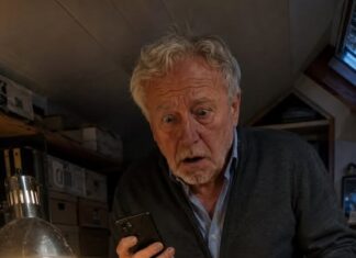 Dok je Marko vjerovao da će još jedna uplata utišati starca, Ivan je već povezao lažnu urnu, požar bez potvrđene DNK identifikacije, plavokosu ženu iz svoje trgovine i zaključana vrata skrivene kuće iz koje će nakon šest godina ponovno začuti glas svoje navodno mrtve kćeri. Dok je Marko vjerovao da će još jedna uplata utišati starca, Ivan je već povezao lažnu urnu, požar bez potvrđene DNK identifikacije, plavokosu ženu iz svoje trgovine i zaključana vrata skrivene kuće iz koje će nakon šest godina ponovno začuti glas svoje navodno mrtve kćeri.