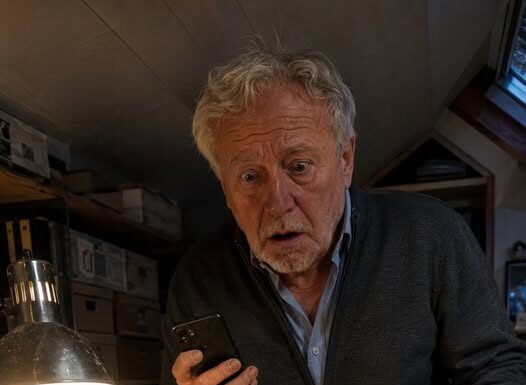 Dok je Marko vjerovao da će još jedna uplata utišati starca, Ivan je već povezao lažnu urnu, požar bez potvrđene DNK identifikacije, plavokosu ženu iz svoje trgovine i zaključana vrata skrivene kuće iz koje će nakon šest godina ponovno začuti glas svoje navodno mrtve kćeri. Dok je Marko vjerovao da će još jedna uplata utišati starca, Ivan je već povezao lažnu urnu, požar bez potvrđene DNK identifikacije, plavokosu ženu iz svoje trgovine i zaključana vrata skrivene kuće iz koje će nakon šest godina ponovno začuti glas svoje navodno mrtve kćeri.