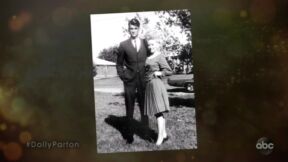 Doli Parton preminula u 80. godini, svega godinu dana nakon voljenog supruga: Krenula je kao siromašna devojčica iz brvnare i postala kraljica kantrija Doli Parton preminula u 80. godini, svega godinu dana nakon voljenog supruga: Krenula je kao siromašna devojčica iz brvnare i postala kraljica kantrija