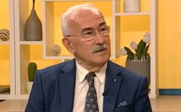 “Jetra ne može da se očisti kupovnim sokovima” Doktor Predrag Nenadić kaže da ljudi sa holesterolom misle da se on stvara od jaja i masne hrane "Jetra ne može da se očisti kupovnim sokovima" Doktor Predrag Nenadić kaže da ljudi sa holesterolom misle da se on stvara od jaja i masne hrane