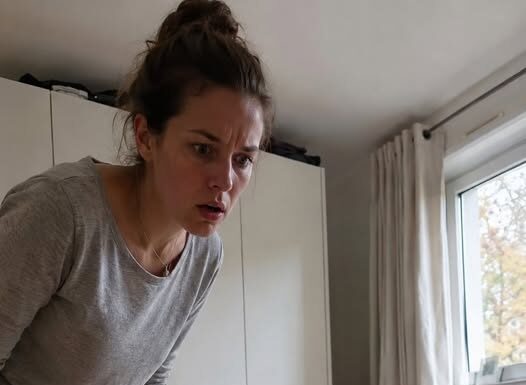 Kad sam pronašla snimač ispod našeg kreveta, shvatila sam da Tena nije razgovarala s duhom svoje pokojne majke, ali ono što je Mirela pripremila za njezin sedmi rođendan natjeralo je Davora da prizna tajnu koju je dvije godine skrivao i od mene i od vlastite kćeri Kad sam pronašla snimač ispod našeg kreveta, shvatila sam da Tena nije razgovarala s duhom svoje pokojne majke, ali ono što je Mirela pripremila za njezin sedmi rođendan natjeralo je Davora da prizna tajnu koju je dvije godine skrivao i od mene i od vlastite kćeri