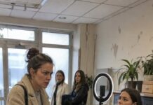 Kad su klijenti zatražili povrat predujmova, Petra je za manjak optužila bolesnu vlasnicu, ali Klara je pred svima otvorila digitalnu glavnu knjigu, bankovne izvode i snimku na kojoj njezin muž predaje rođakinji plavu torbu s ugovorima koje nikada nije smio dirati. Kad su klijenti zatražili povrat predujmova, Petra je za manjak optužila bolesnu vlasnicu, ali Klara je pred svima otvorila digitalnu glavnu knjigu, bankovne izvode i snimku na kojoj njezin muž predaje rođakinji plavu torbu s ugovorima koje nikada nije smio dirati.