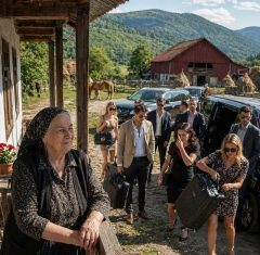 Kupila sam seosko imanje kako bih mirno provela mirovinu, ali moj je sin htio dovesti cijelu ekipu i rekao mi: „Ako ti ne odgovara, vrati se u grad.” Nisam rekla ništa. Ali kad su stigli, vidjeli su iznenađenje koje sam im pripremila. Kupila sam seosko imanje kako bih mirno provela mirovinu, ali moj je sin htio dovesti cijelu ekipu i rekao mi: „Ako ti ne odgovara, vrati se u grad.” Nisam rekla ništa. Ali kad su stigli, vidjeli su iznenađenje koje sam im pripremila.