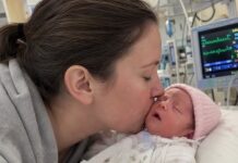 Majka je došla u mrtvačnicu kako bi posljednji put vidjela svoju djevojčicu. Ali tijekom oproštaja primijetila je nešto nevjerojatno… Majka je došla u mrtvačnicu kako bi posljednji put vidjela svoju djevojčicu. Ali tijekom oproštaja primijetila je nešto nevjerojatno…