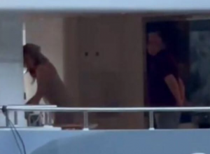 Melinu muž milioner gađao peškirom: Pojavio se šok snimak sa jahte nakon glamuroznog slavlja (Video) Melinu muž milioner gađao peškirom: Pojavio se šok snimak sa jahte nakon glamuroznog slavlja (Video)