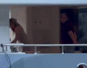 Melinu muž milioner gađao peškirom: Pojavio se šok snimak sa jahte nakon glamuroznog slavlja (Video) Melinu muž milioner gađao peškirom: Pojavio se šok snimak sa jahte nakon glamuroznog slavlja (Video)