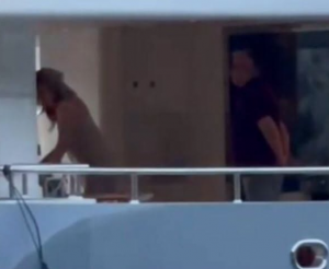 Melinu muž milioner gađao peškirom: Pojavio se šok snimak sa jahte nakon glamuroznog slavlja (Video) Melinu muž milioner gađao peškirom: Pojavio se šok snimak sa jahte nakon glamuroznog slavlja (Video)