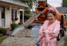 Moj susjed izlio je beton po mom automobilu jer mu je navodno kvario pogled na jezero, ali nije znao da je moja osmogodišnja kći snimila njegovu pravu namjeru i pronašla dokaz koji će mu oduzeti mnogo više od samodopadnog osmijeha Moj susjed izlio je beton po mom automobilu jer mu je navodno kvario pogled na jezero, ali nije znao da je moja osmogodišnja kći snimila njegovu pravu namjeru i pronašla dokaz koji će mu oduzeti mnogo više od samodopadnog osmijeha