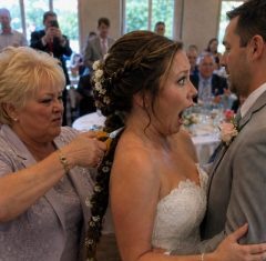 Moja svekrva mi je prišla s leđa na dan mog vjenčanja i odsjekla kosu, tvrdeći da je to „porodična tradicija“. Ali moj suprug je uradio nešto zbog čega je vrlo brzo požalila svoj postupak. 😰😨
