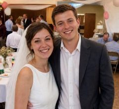 Moji roditelji nisu došli na moje vjenčanje jer sam se udala za „običnog konobara“ — osam mjeseci kasnije otac je stajao pred našim vratima i pitao mog muža zna li njegova žena što je učinio jednoj obitelji Moji roditelji nisu došli na moje vjenčanje jer sam se udala za „običnog konobara“ — osam mjeseci kasnije otac je stajao pred našim vratima i pitao mog muža zna li njegova žena što je učinio jednoj obitelji