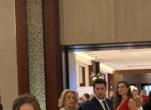 Na djedovu osamdesetom rođendanu moj je muž doveo tajnicu u crvenoj haljini i očekivao da ću pred cijelom obitelji prešutjeti njihovu vezu, ali dva kartona instant-rezanaca i mapa hotelskih računa pokazali su da nisu dijelili samo kasne smjene, nego i plan kako preuzeti moju tvrtku Na djedovu osamdesetom rođendanu moj je muž doveo tajnicu u crvenoj haljini i očekivao da ću pred cijelom obitelji prešutjeti njihovu vezu, ali dva kartona instant-rezanaca i mapa hotelskih računa pokazali su da nisu dijelili samo kasne smjene, nego i plan kako preuzeti moju tvrtku