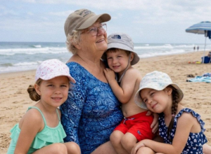 Na mom prvom odmoru uz ocean snaha mi je rekla da moram “zaraditi natrag” novac koji su potrošili na mene čuvajući njihovo troje djece — a onda je moj sin izabrao stranu Na mom prvom odmoru uz ocean snaha mi je rekla da moram “zaraditi natrag” novac koji su potrošili na mene čuvajući njihovo troje djece — a onda je moj sin izabrao stranu