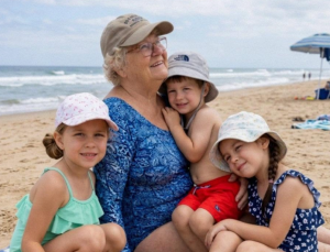 Na mom prvom odmoru uz ocean snaha mi je rekla da moram “zaraditi natrag” novac koji su potrošili na mene čuvajući njihovo troje djece — a onda je moj sin izabrao stranu Na mom prvom odmoru uz ocean snaha mi je rekla da moram “zaraditi natrag” novac koji su potrošili na mene čuvajući njihovo troje djece — a onda je moj sin izabrao stranu
