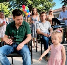 Na muževljevom rođendanu, moja kćer je pokazala na čizme njegovog najboljeg prijatelja i šapnula: “Tata plače tamo” – tada sam shvatila da nešto jako nije u redu Na muževljevom rođendanu, moja kćer je pokazala na čizme njegovog najboljeg prijatelja i šapnula: “Tata plače tamo” – tada sam shvatila da nešto jako nije u redu