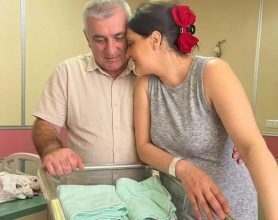 Nakon 20 godina čekanja, napokon su dobili blizance… ali kada je liječnik vidio znak na rukama beba, svi su se zaledili 😱💔👇