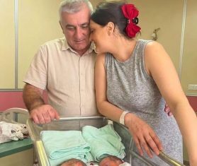 Nakon 20 godina čekanja, napokon su dobili blizance… ali kada je liječnik vidio znak na rukama beba, svi su se zaledili 😱💔👇