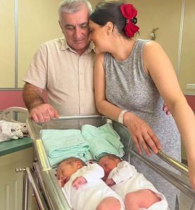 Nakon 20 godina čekanja, napokon su dobili blizance… ali kada je liječnik vidio znak na rukama beba, svi su se zaledili 😱💔👇