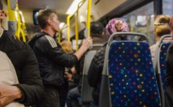 Neugodan sukob u autobusu završio se neočekivanim otkrićem: mladić s protezom promijenio je cijeli ton rasprave Neugodan sukob u autobusu završio se neočekivanim otkrićem: mladić s protezom promijenio je cijeli ton rasprave