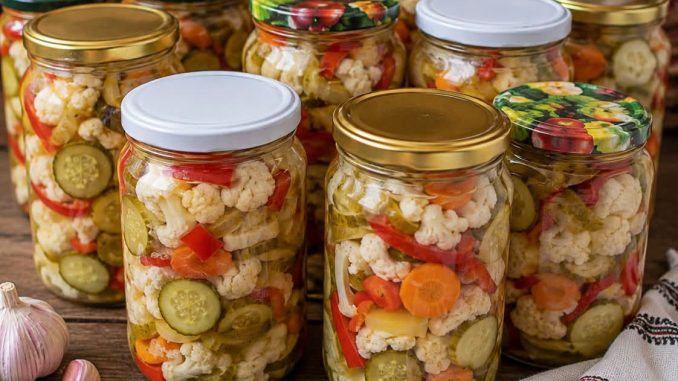 Od 10 kg povrća napravila sam 25 tegli ruske salate za zimnicu – recept koji mi svi traže već godinama! Od 10 kg povrća napravila sam 25 tegli ruske salate za zimnicu – recept koji mi svi traže već godinama!
