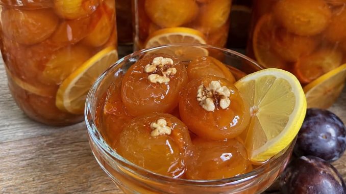 Od 5 kg šljiva napravila sam 12 tegli starinskog slatka – svaka šljiva ostala je cijela! Od 5 kg šljiva napravila sam 12 tegli starinskog slatka – svaka šljiva ostala je cijela!
