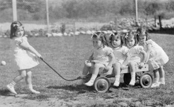 Otac je brojao kovčege za prevremeno rođene petorke, najmanja beba je imala 700 grama: Kada su preživele sanjao je da napravi cirkus, ali se država umešala Otac je brojao kovčege za prevremeno rođene petorke, najmanja beba je imala 700 grama: Kada su preživele sanjao je da napravi cirkus, ali se država umešala