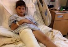 Otišla sam u bolnicu da se brinem o sinu koji je imao slomljenu nogu, ali medicinska sestra mi je krišom gurnula komadić papira u ruku i šapnula: „Laže. Provjerite kameru iz sobe u 3 ujutro.“ 😰😨