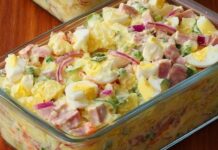 Ova salata je idealna zamjena za ručak, potrebno vam je tek par jeftinih sastojaka… Ova salata je idealna zamjena za ručak, potrebno vam je tek par jeftinih sastojaka…