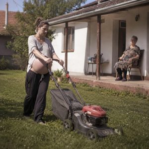 Pokosila sam travu 82-godišnjoj udovici iz susjedstva; sljedećeg jutra sudski izvršitelj pokucao je na moja vrata sa zahtjevom od kojeg mi se sledila krv u žilama. Pokosila sam travu 82-godišnjoj udovici iz susjedstva; sljedećeg jutra sudski izvršitelj pokucao je na moja vrata sa zahtjevom od kojeg mi se sledila krv u žilama.