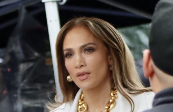 Poznate pevačice iza bine prave haos, niko ne može da im udovolji: Džej Lo je tražila belom folijom da se prelepe svi zidovi, ali ova diva je ubedljivo najgora Poznate pevačice iza bine prave haos, niko ne može da im udovolji: Džej Lo je tražila belom folijom da se prelepe svi zidovi, ali ova diva je ubedljivo najgora