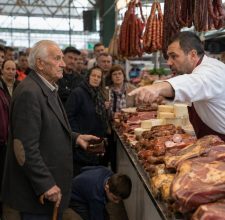 „Produži dalje, starče! Ovdje nema mjesta za tvoje sitniše.“ „Produži dalje, starče! Ovdje nema mjesta za tvoje sitniše.“