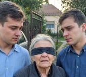 Roditelji su ih napustili kad su imali dvije godine, a baka ih je prehranila prodajući povrće i radeći po tuđim poljima – dvadeset i tri godine poslije stavili su joj povez preko očiju i u ruku spustili mali mjedeni ključ… Roditelji su ih napustili kad su imali dvije godine, a baka ih je prehranila prodajući povrće i radeći po tuđim poljima – dvadeset i tri godine poslije stavili su joj povez preko očiju i u ruku spustili mali mjedeni ključ…