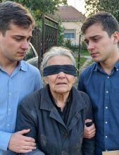 Roditelji su ih napustili kad su imali dvije godine, a baka ih je prehranila prodajući povrće i radeći po tuđim poljima – dvadeset i tri godine poslije stavili su joj povez preko očiju i u ruku spustili mali mjedeni ključ… Roditelji su ih napustili kad su imali dvije godine, a baka ih je prehranila prodajući povrće i radeći po tuđim poljima – dvadeset i tri godine poslije stavili su joj povez preko očiju i u ruku spustili mali mjedeni ključ…