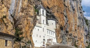 Skandal pod Ostrogom kakav se ne pamti: Došli pred oltar da se venčaju, a otac Joil ih pitanjem uništio i sprečio prevaru veka! Skandal pod Ostrogom kakav se ne pamti: Došli pred oltar da se venčaju, a otac Joil ih pitanjem uništio i sprečio prevaru veka!