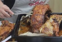 Stari mesar otkrio tajnu za sočno pečenje: Premažite meso ovim pre pečenja i biće mekano kao puter Stari mesar otkrio tajnu za sočno pečenje: Premažite meso ovim pre pečenja i biće mekano kao puter