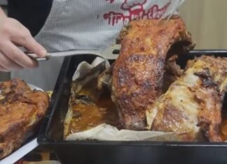 Stari mesar otkrio tajnu za sočno pečenje: Premažite meso ovim pre pečenja i biće mekano kao puter Stari mesar otkrio tajnu za sočno pečenje: Premažite meso ovim pre pečenja i biće mekano kao puter