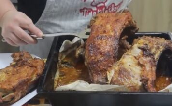 Stari mesar otkrio tajnu za sočno pečenje: Premažite meso ovim pre pečenja i biće mekano kao puter Stari mesar otkrio tajnu za sočno pečenje: Premažite meso ovim pre pečenja i biće mekano kao puter