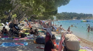 Strašno – Turisti u panici: Šta je ovo isplivalo iz mora (FOTO) Strašno – Turisti u panici: Šta je ovo isplivalo iz mora (FOTO)