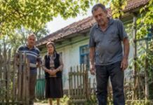 Tri dana zaredom jedna je vrana dolazila u isto dvorište i neprestano graktala pokraj starog poklopca kanalizacijskog šahta. Kad su ljudi napokon shvatili što im pokušava reći, ostali su bez riječi… Tri dana zaredom jedna je vrana dolazila u isto dvorište i neprestano graktala pokraj starog poklopca kanalizacijskog šahta. Kad su ljudi napokon shvatili što im pokušava reći, ostali su bez riječi…