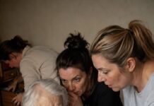 Tri snahe mjesecima nisu mogle podnijeti ni miris hrane moje majke, a onda su je preko noći počele prati, hraniti i masirati. Kamera je otkrila zašto, ali pravi šok došao je tek kad smo otvorili fascikl koji je jedna od njih pokušala sakriti prije dolaska braće. Tri snahe mjesecima nisu mogle podnijeti ni miris hrane moje majke, a onda su je preko noći počele prati, hraniti i masirati. Kamera je otkrila zašto, ali pravi šok došao je tek kad smo otvorili fascikl koji je jedna od njih pokušala sakriti prije dolaska braće.
