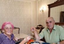 Trideset pet godina me muž prisiljavao da pijem s njim svake večeri. Nakon što je umro, odnijela sam bocu u laboratorij – i čim je liječnik vidio rezultate, odmah je zaključao vrata… Trideset pet godina me muž prisiljavao da pijem s njim svake večeri. Nakon što je umro, odnijela sam bocu u laboratorij – i čim je liječnik vidio rezultate, odmah je zaključao vrata…
