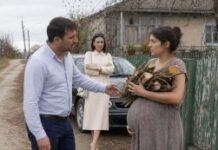 Uz rub ceste hodala je žena noseći naramak drva čvrsto stisnut uz prsa, a način na koji je koračala — lagano nagnuta unatrag, sitnim koracima — natjerao me da podignem nogu s papučice gasa, a da ni sam nisam znao zašto Uz rub ceste hodala je žena noseći naramak drva čvrsto stisnut uz prsa, a način na koji je koračala — lagano nagnuta unatrag, sitnim koracima — natjerao me da podignem nogu s papučice gasa, a da ni sam nisam znao zašto