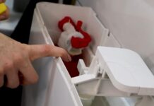 Zašto vodoinstalateri stavljaju plastičnu flašu u vodokotlić: Neverovatan trik Zašto vodoinstalateri stavljaju plastičnu flašu u vodokotlić: Neverovatan trik