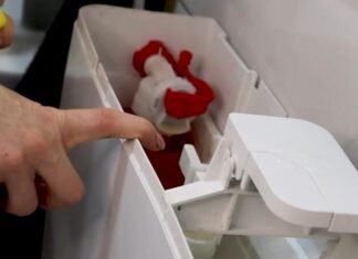 Zašto vodoinstalateri stavljaju plastičnu flašu u vodokotlić: Neverovatan trik Zašto vodoinstalateri stavljaju plastičnu flašu u vodokotlić: Neverovatan trik