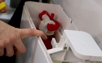 Zašto vodoinstalateri stavljaju plastičnu flašu u vodokotlić: Neverovatan trik Zašto vodoinstalateri stavljaju plastičnu flašu u vodokotlić: Neverovatan trik