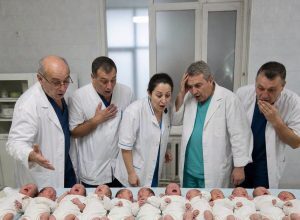 Žena je rodila 11 beba odjednom. Ali kada su ih lekari pažljivije pogledali, UKOČILI SU SE: Ono što su gledali uopšte nisu bile bebe… Žena je rodila 11 beba odjednom. Ali kada su ih lekari pažljivije pogledali, UKOČILI SU SE: Ono što su gledali uopšte nisu bile bebe…