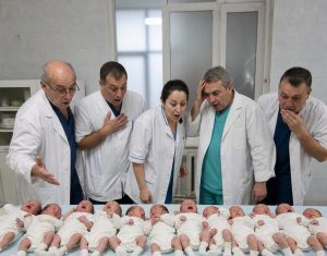 Žena je rodila 11 beba odjednom. Ali kada su ih lekari pažljivije pogledali, UKOČILI SU SE: Ono što su gledali uopšte nisu bile bebe… Žena je rodila 11 beba odjednom. Ali kada su ih lekari pažljivije pogledali, UKOČILI SU SE: Ono što su gledali uopšte nisu bile bebe…