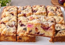 BAKIN KOLAČ SA ŠLJIVAMA: Sve po „8 kašika” gotov za 5 minuta!Jednostavno i bez vage! 😋